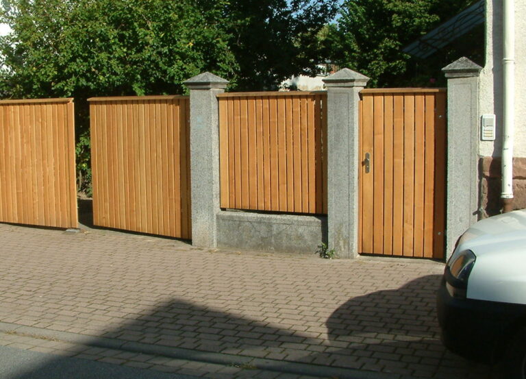 Zaun und zweiflügeliges Hoftor aus Holz