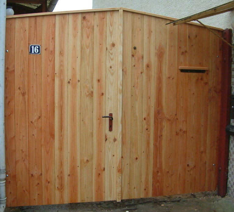 zweiflügeliges Hoftor aus Holz
