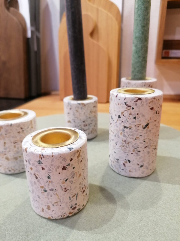 Kerzenständer aus weißem Terrazzo mit bunten Sprenkeln