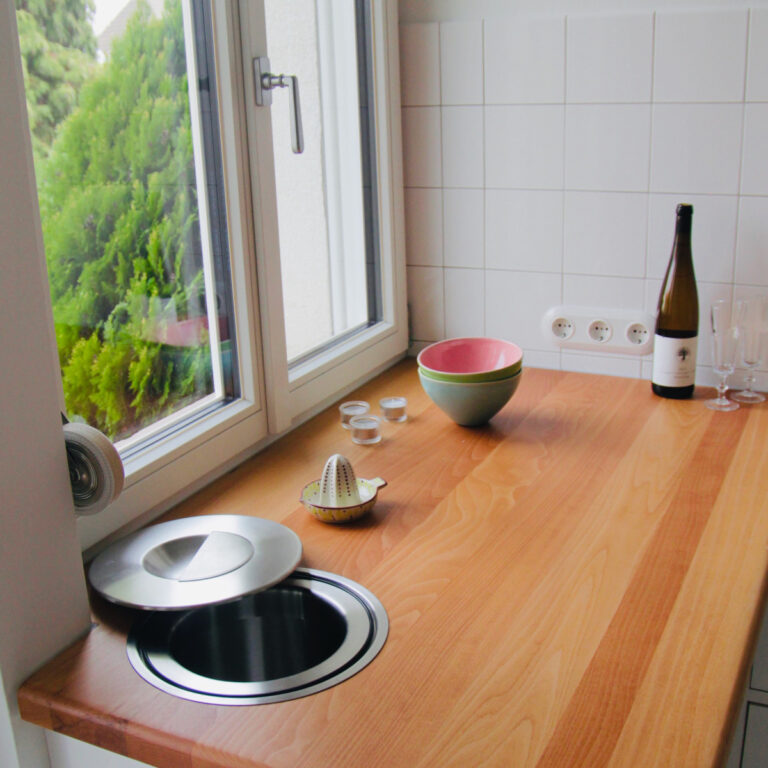 Edelstahleimer eingelassen in eine Küchenarbeitsplatte aus Holz