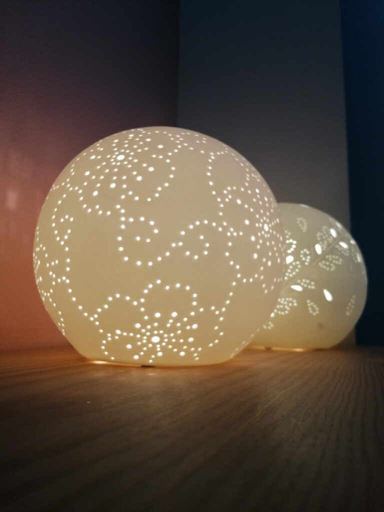 runde weiße Keramiklampen mit gebohrtem Blumenmuster