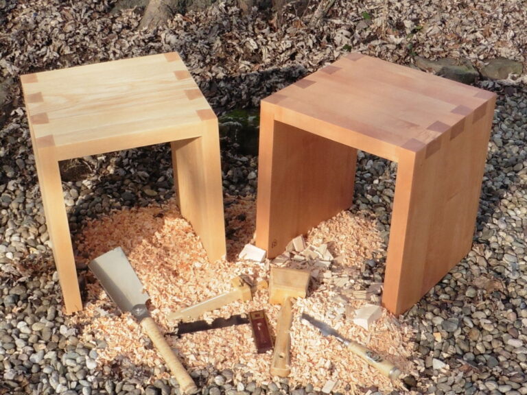 zwei Holzhocker