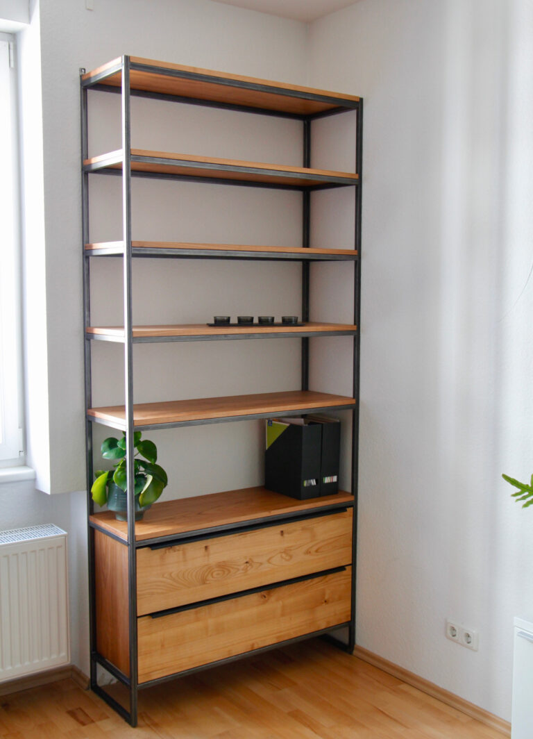 Metallregal mit Holz-Fachböden und Holzschubladen