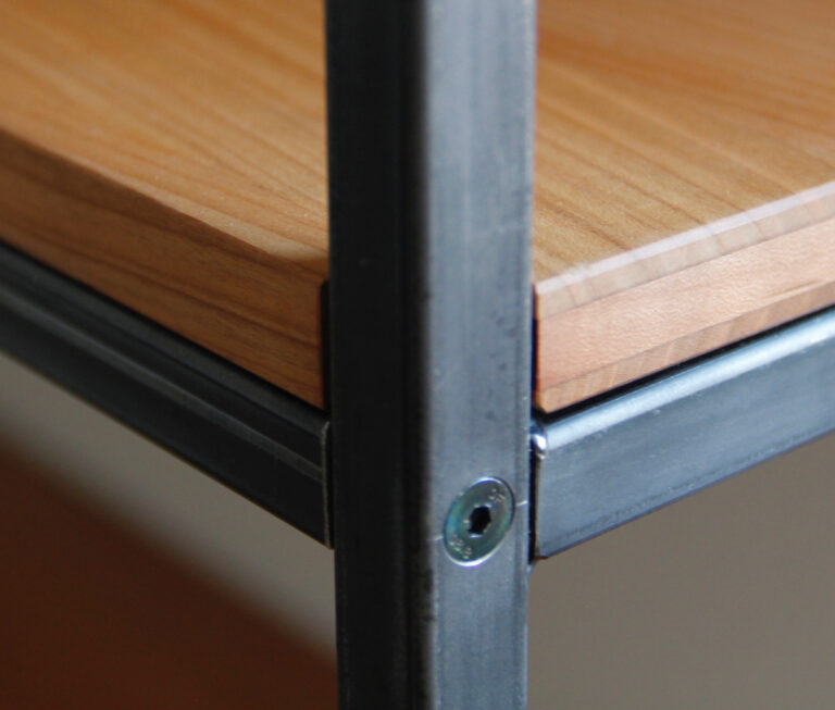 Detail eines Metallregals mit Holz-Fachböden