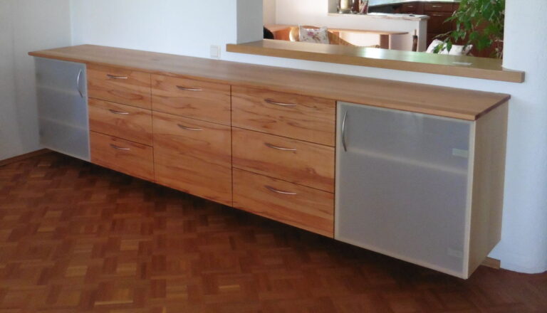 langes Sideboard in Kernbuche mit Schubladen und Glastüren