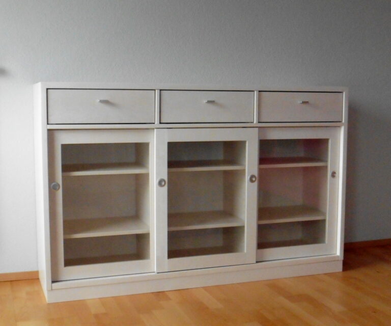 weißes Sideboard mit Glas-Schiebetüren und Schubladen