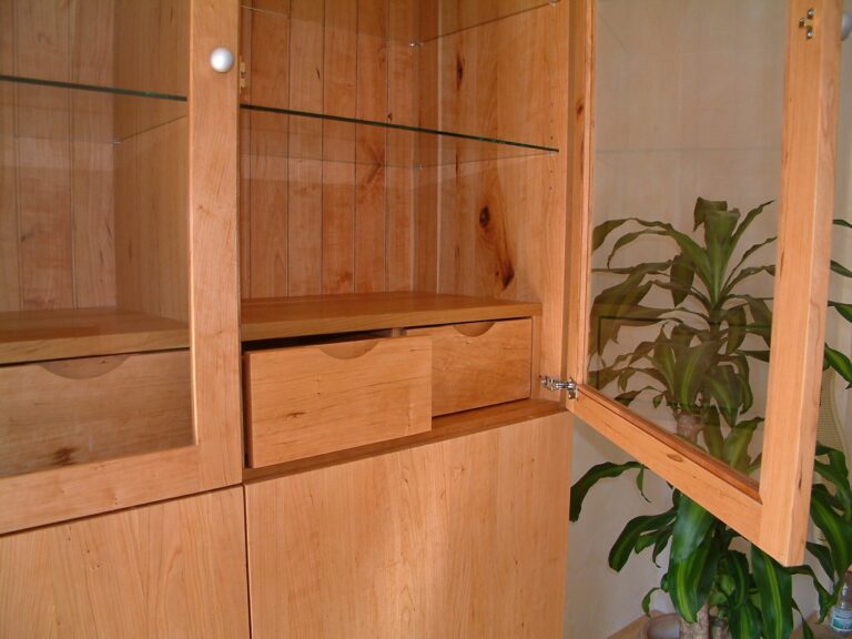Detail einer modernen Vitrine in hellem Holz