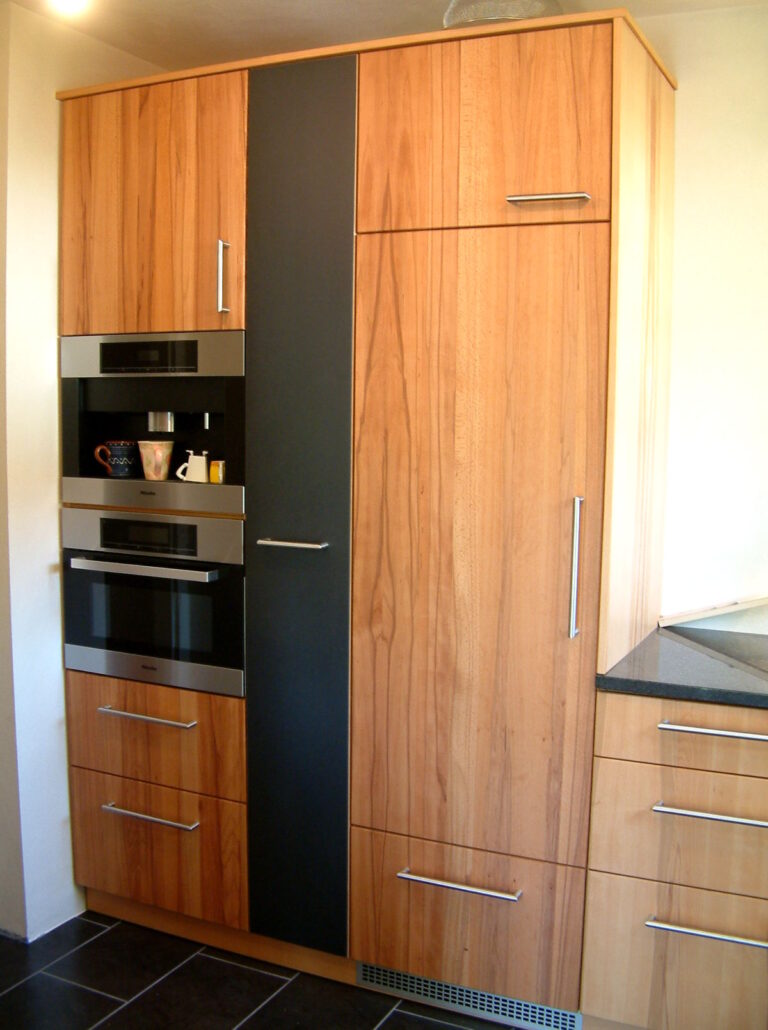 Küche aus hellem Holz mit hochgesetztem Backofen und Einbau-Kaffeemaschine