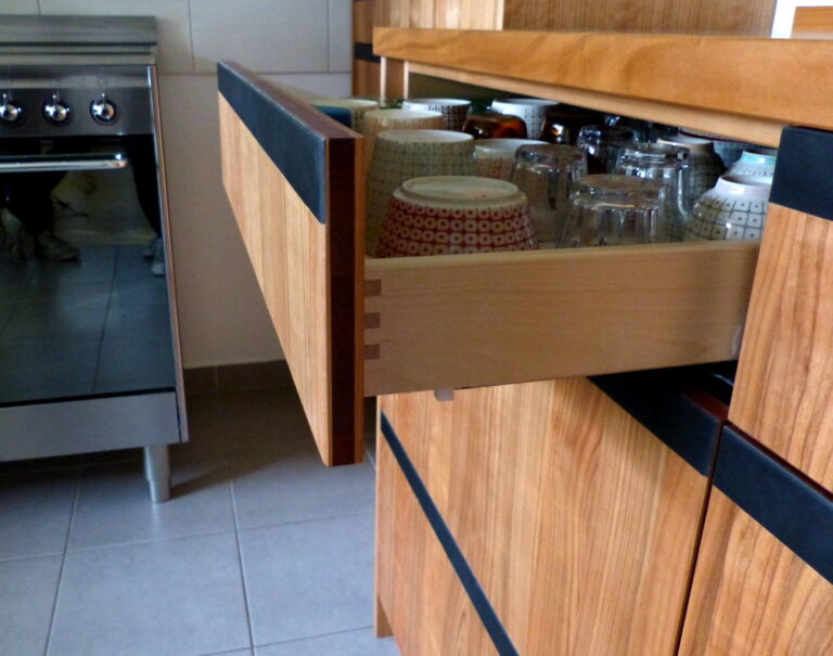 Detailansicht Küchenschublade aus Holz
