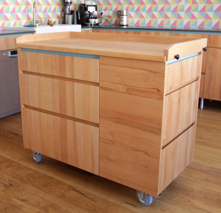 Küchenwagen aus hellem Holz mit abnehmbarem Backbrett