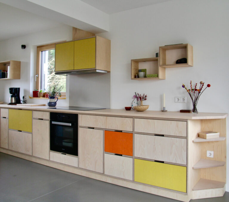 helle Holzküche mit gelben und orangen Fronten