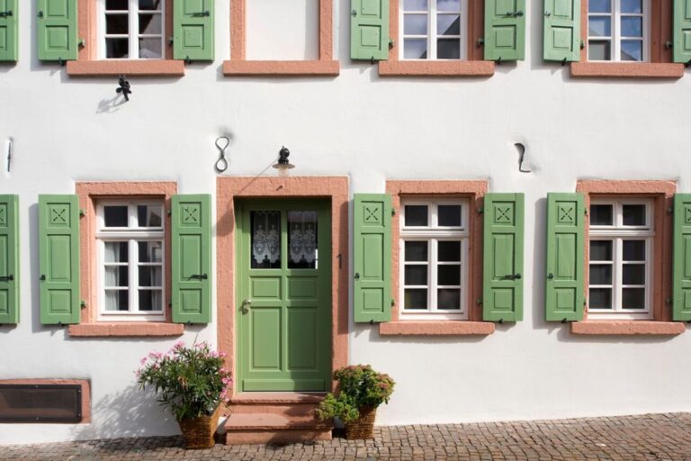 frisch renoviertes altes Haus mit grünen Fensterläden