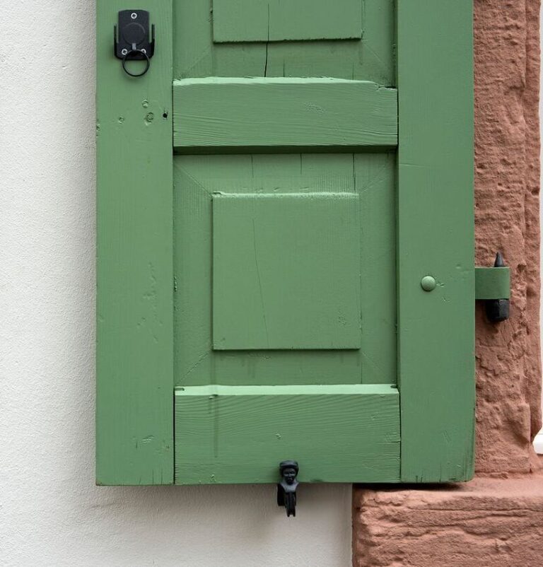 Detailansicht grüner Holzfensterladen