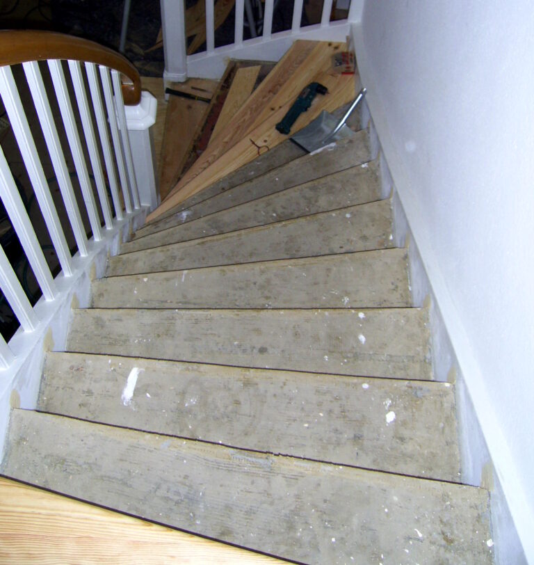 Treppenhaus mit Holztreppe vor der Renovierung