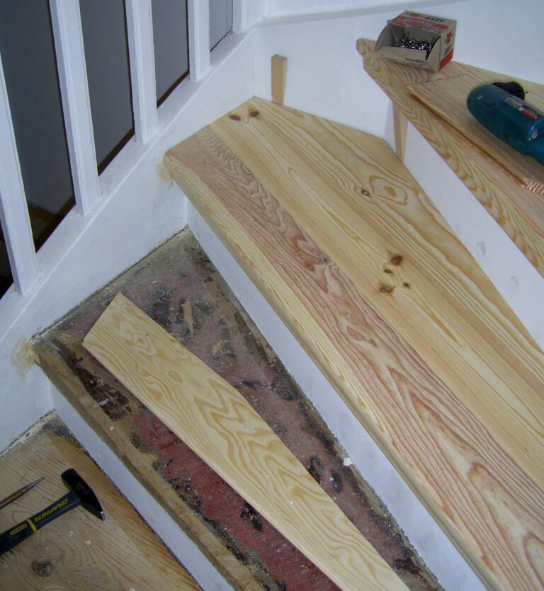 Detailansicht einer Holztreppe, die saniert wird