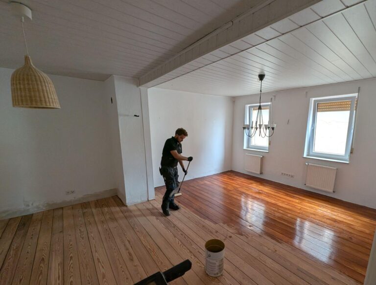 Arbeiter ölt Dielenboden