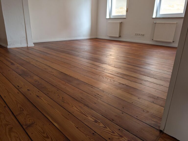 Zimmer mit frisch saniertem Dielenboden