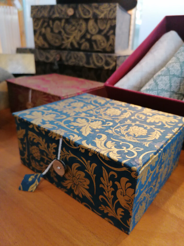 blaue Schachtel aus handgeschöpftem Papier mit goldenem Ornament
