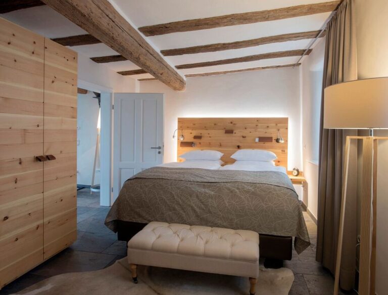 rustikales Schlafzimmer mit sichtbaren Dachbalken