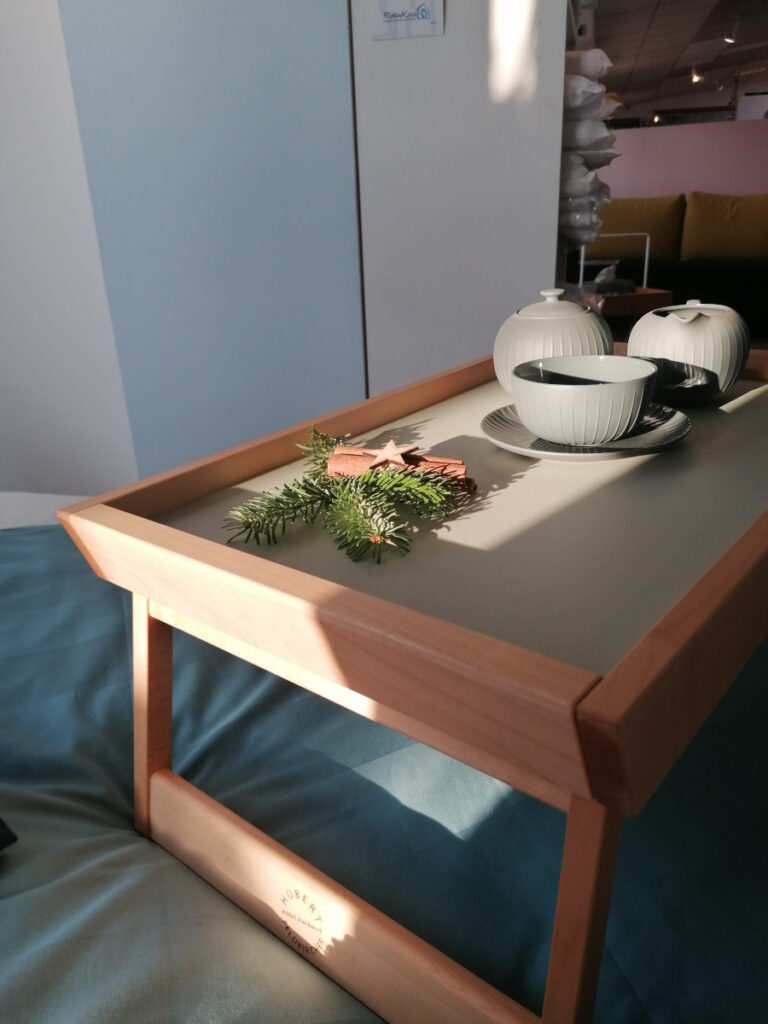Tablett mit Teetasse auf einem Bett