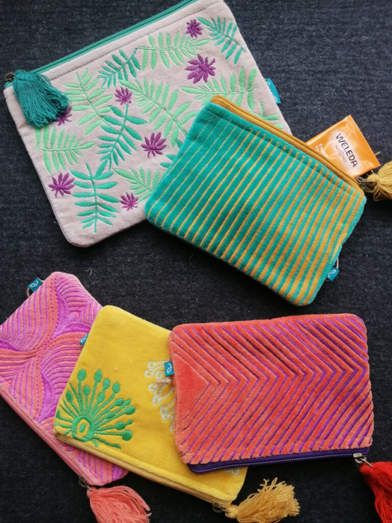 bunte, bestickte Samttäschchen