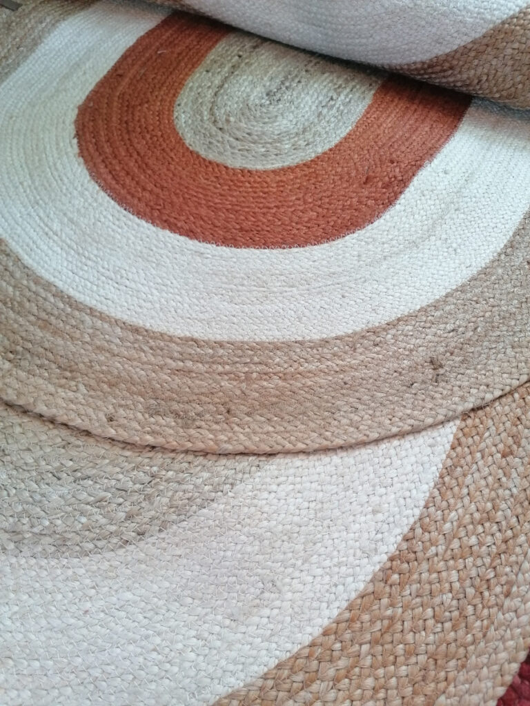 naturfarbene, ovale Sisalteppiche