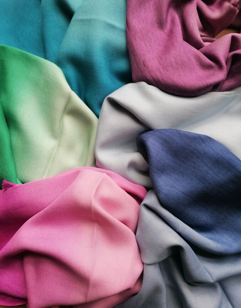 bunte Seidenschals