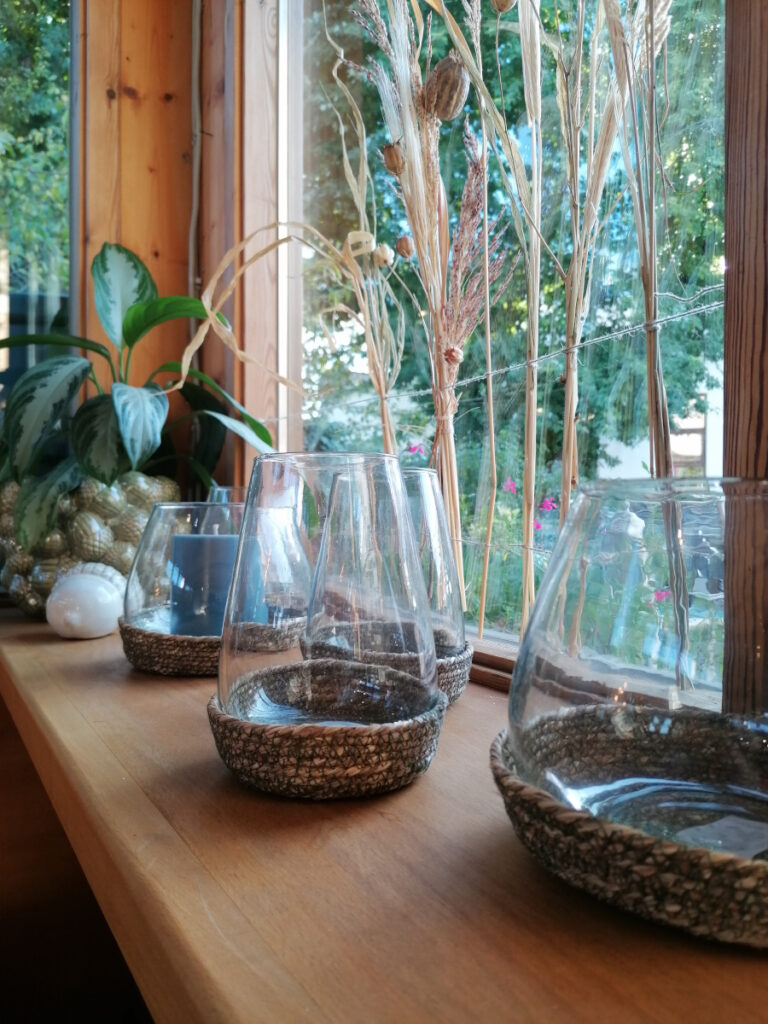 Glasvasen mit Korbsockel