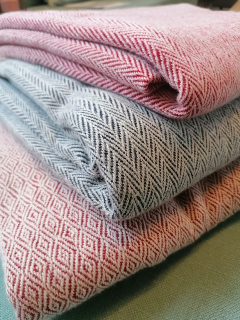 Stapel mit roten und blauen Wolldecken