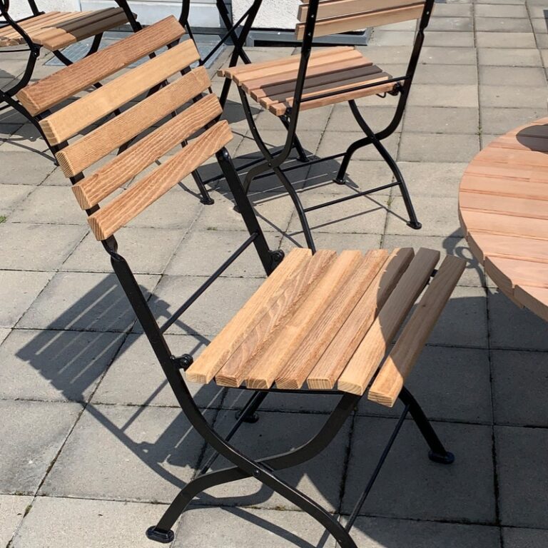 klassischer Biergartenstuhl aus Holz