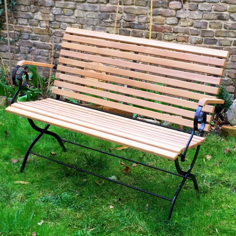klassische Gartenbank aus Holz