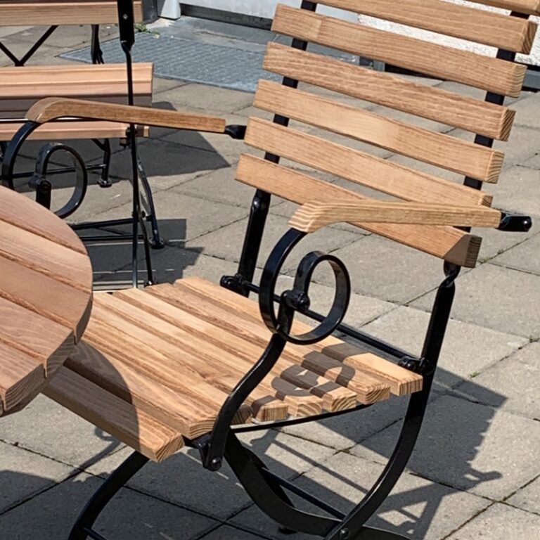 klassischer Biergartenstuhl aus Holz mit Armlehnen