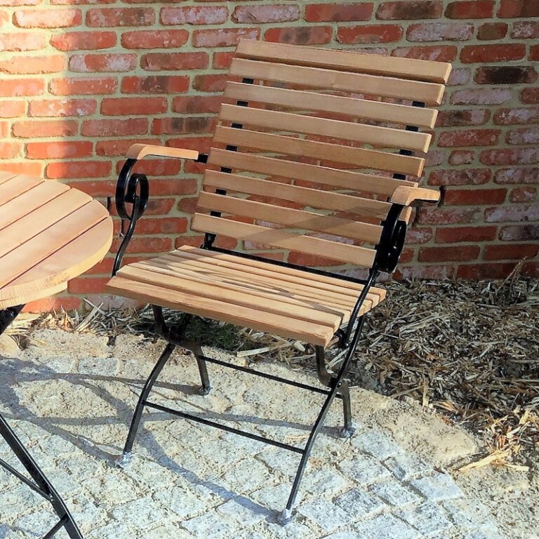 klassischer Biergartenstuhl aus Holz mit Armlehnen