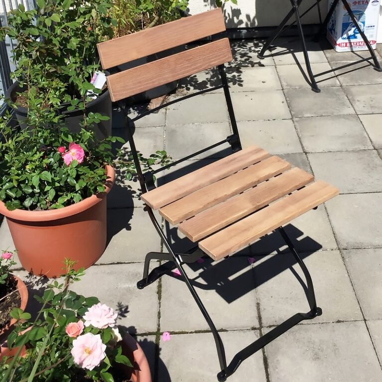 klassischer Biergartenstuhl aus Holz