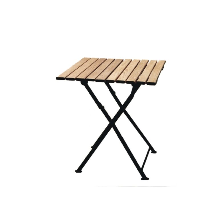 quadratischer Gartentisch aus Holz