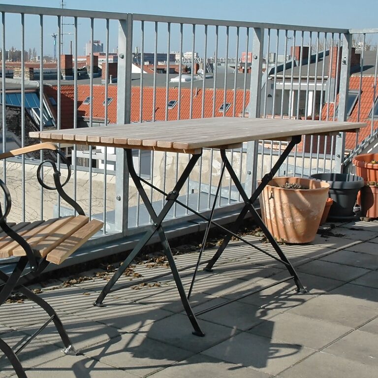 eckiger Gartentisch aus Holz