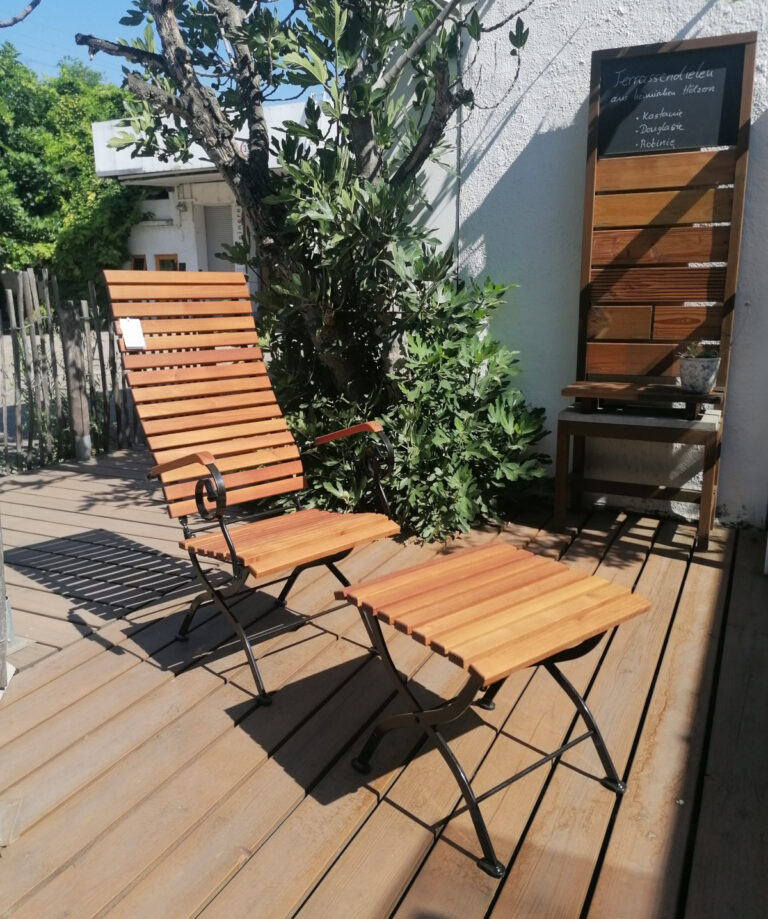 Ruhesessel mit passendem Hocker aus Holz