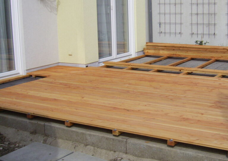 Bau einer Holzterrasse angrenzend an ein Haus