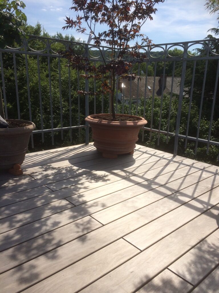 mit Holz belegter Balkon