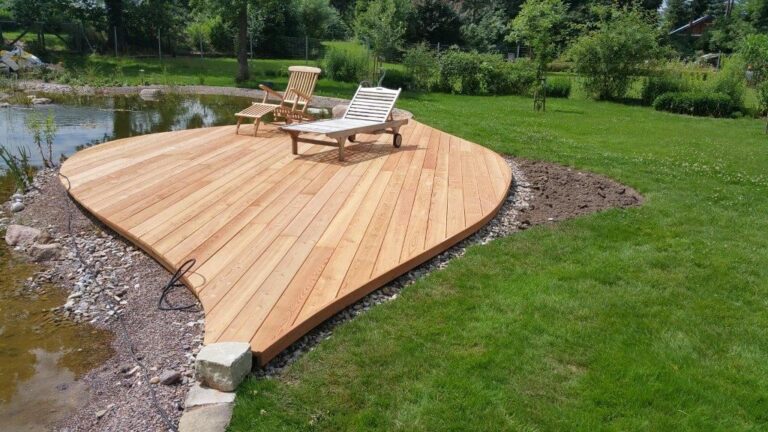 kleines geschwungenes Holzdeck an einem Gartenteich