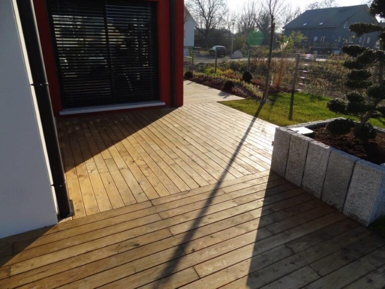 Holzterrasse um ein Haus herum