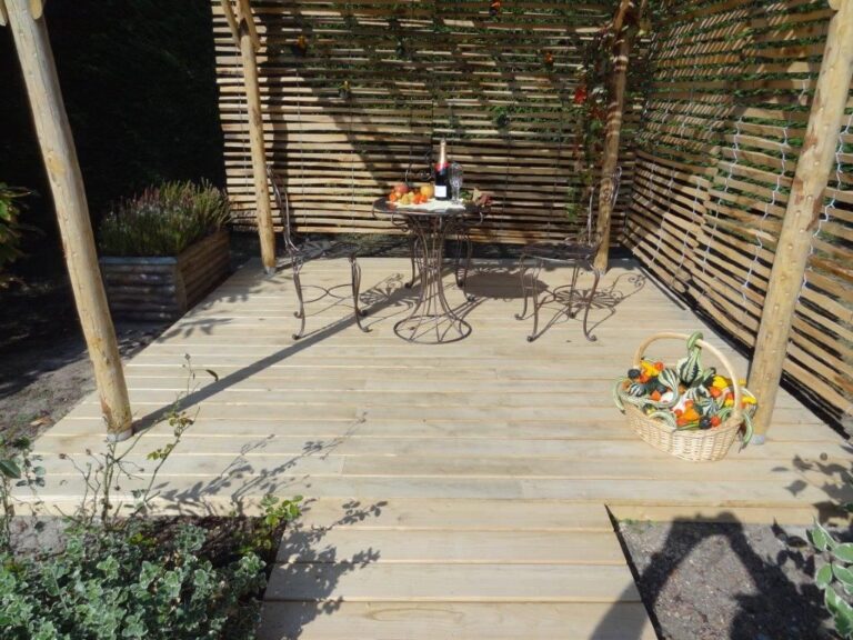 Gartenlaube mit Holzboden