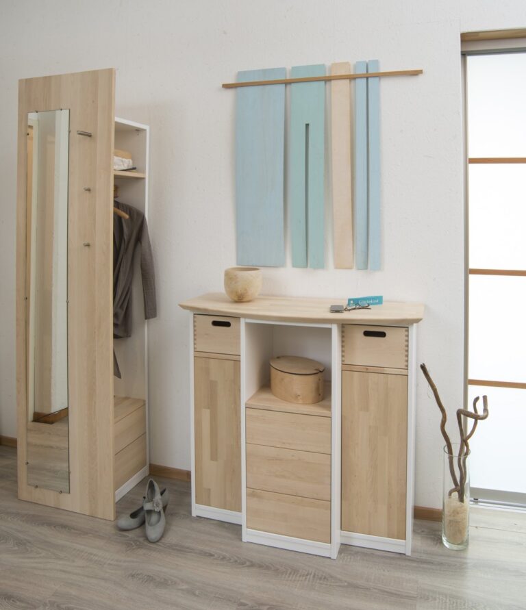 Garderobe in hellem Holz mit Spiegel und Sideboard