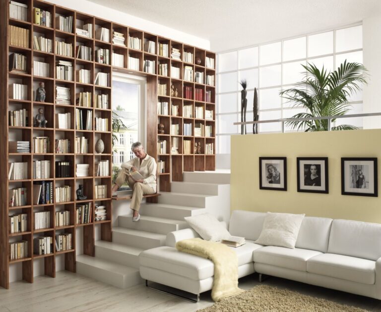 Bücherwand in dunklem Holz, die auf eine Treppe gebaut wurde