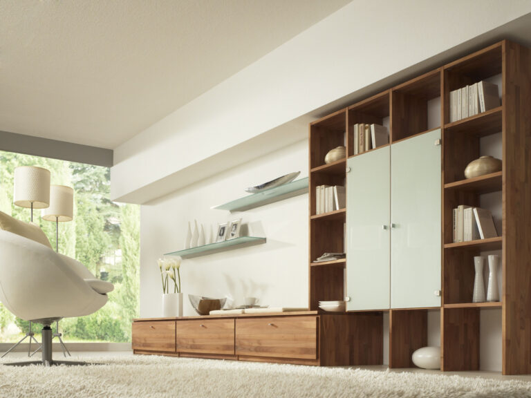 Wohnwand mit Lowboard in dunklem Holz und weißen Glastüren