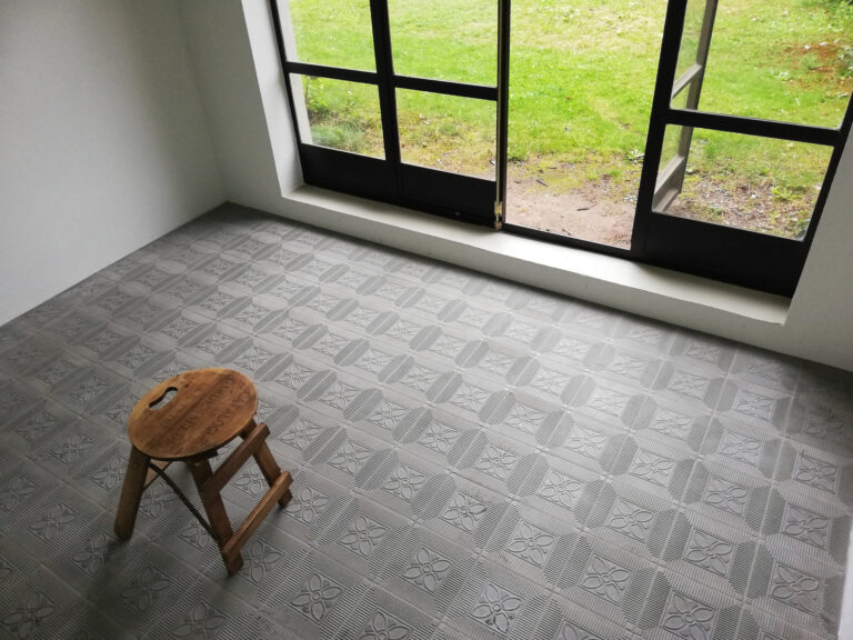 leerer Raum mit Jugendstil-Trottoirplatten, Blick in Garten