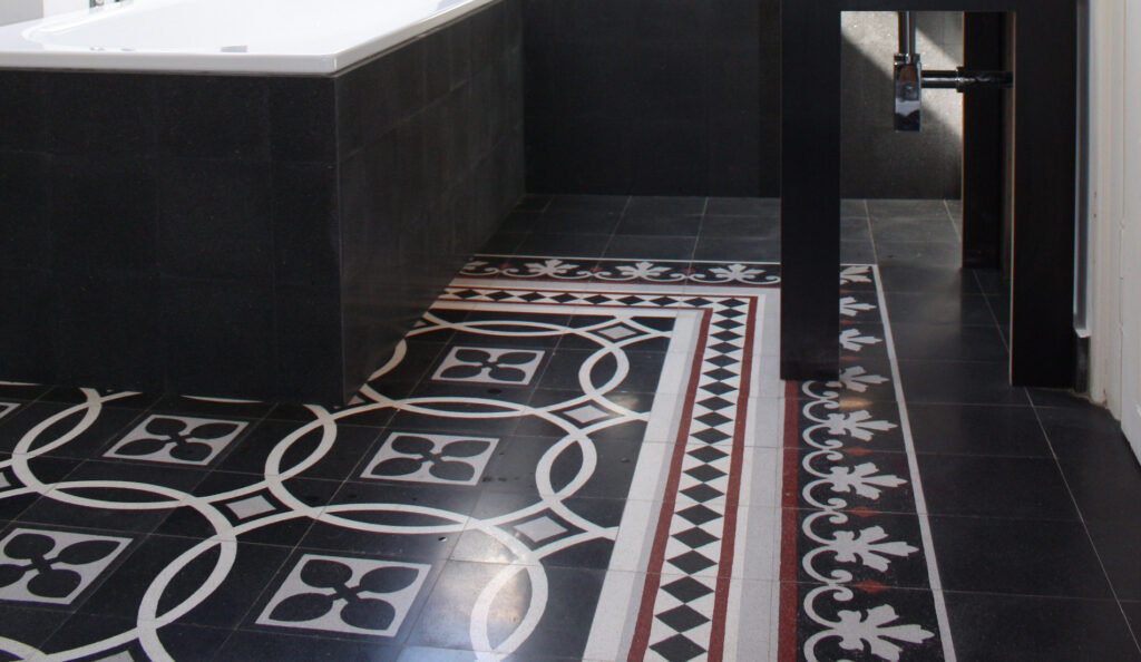Badezimmer mit schwarzen Terrazzofliesen