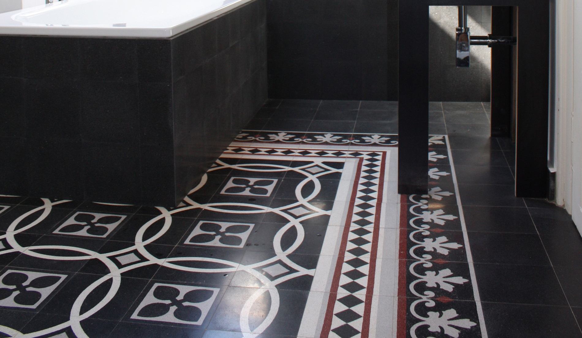 Badezimmer mit schwarzen Terrazzofliesen