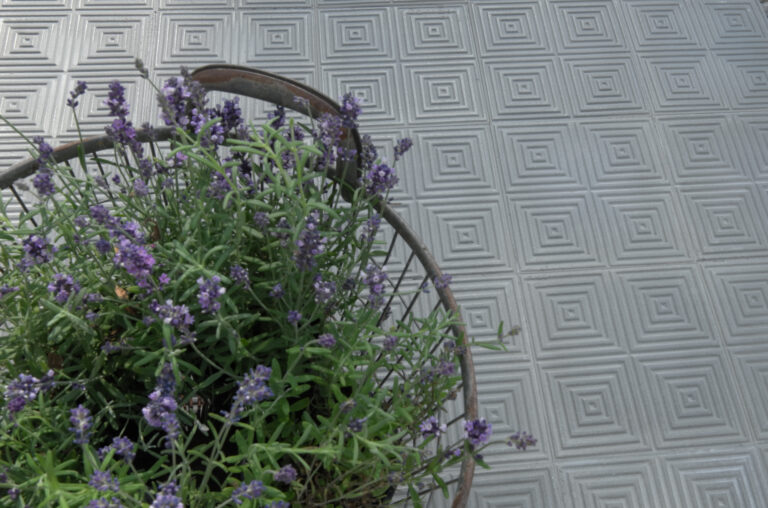 Jugendstil-Trottoirplatten mit Lavendelpflanze