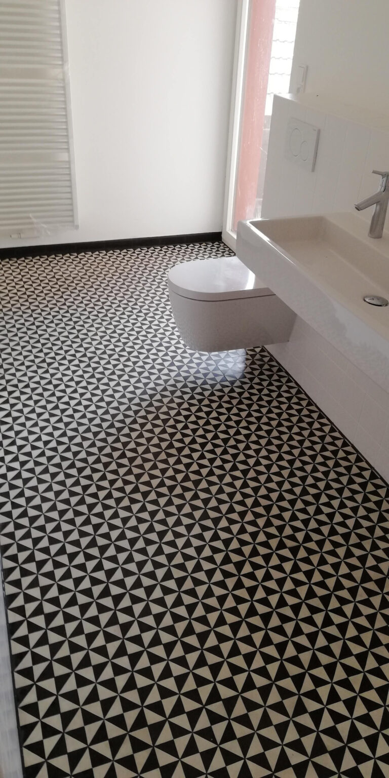 weißes Badezimmer mit schwarz-weißen Fliesen